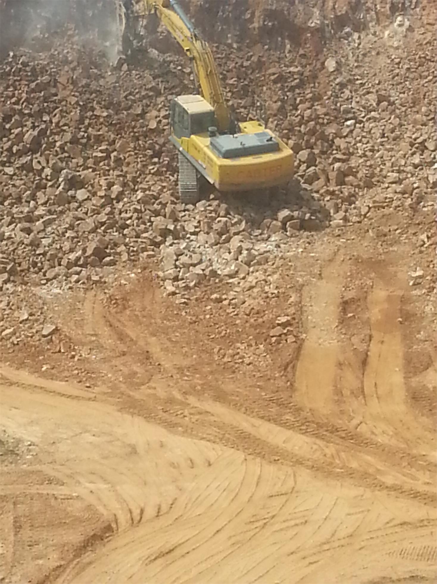 挖掘机正在采挖石英矿石.jpg