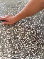 水磨石用白云石石子不发火的原理是什么？