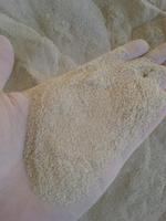 刚产出的石英砂在手中做肉眼检验